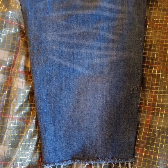 Lucky Brand Cropped Jeans - Picture 8 of 15